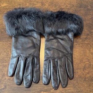 Elegant Black Leather Gloves with Fur Trim